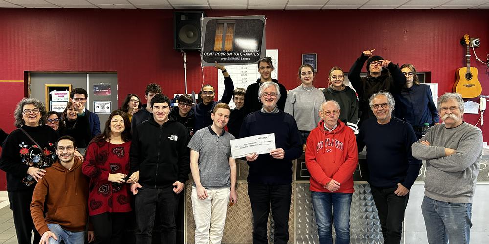 Image représentant une réunion après le concert solidaire pour Cent pour Un toit